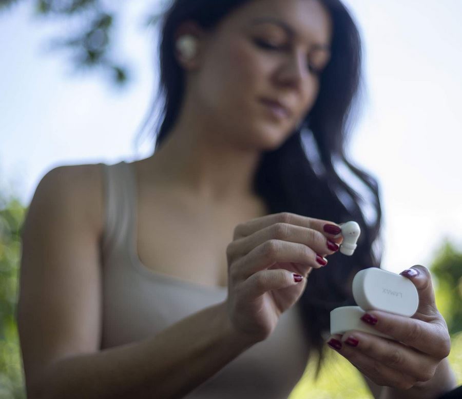Obr&aacute;zok LAMAX Taps1 white bezdr&ocirc;tov&eacute; sl&uacute;chadl&aacute;
