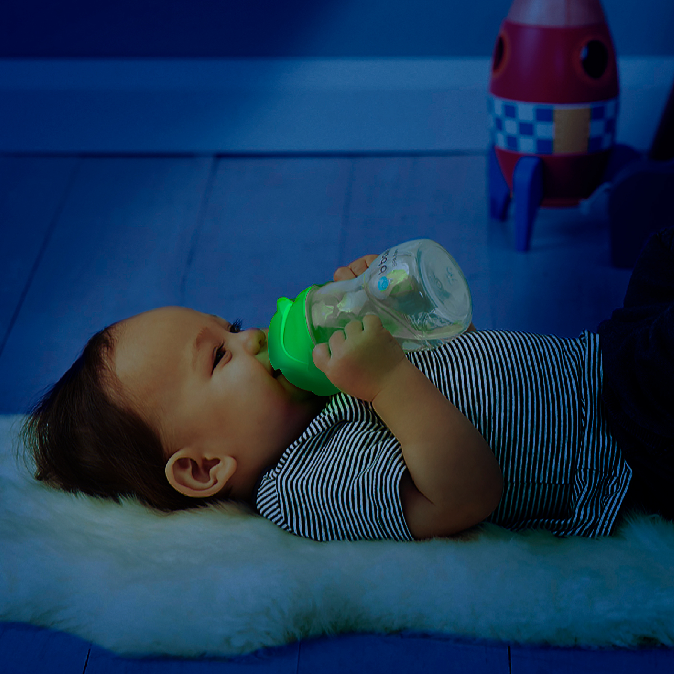 Obrázok B.BOX Hrnček so slamkou svietiacou v tme glow in the dark 6m+ 240 ml