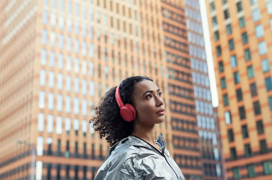 Obr&aacute;zek PHILIPS TAH4205RD/00 bezdr&aacute;tov&aacute; sluch&aacute;tka na u&scaron;i v červen&eacute; barvě (2)